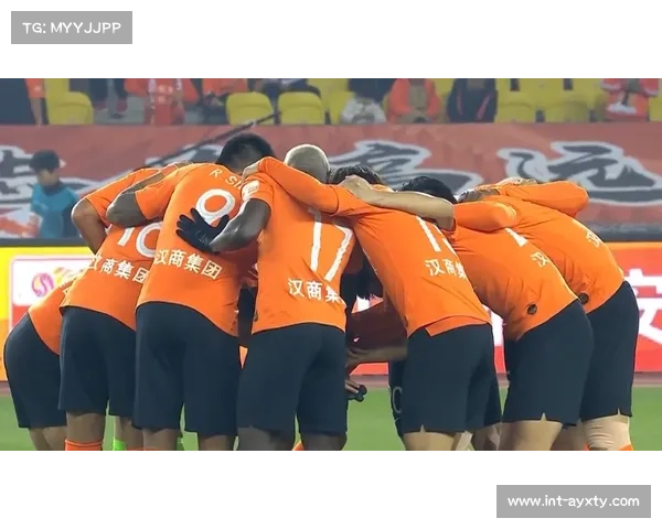 诺伊尔神扑救险，十人拜仁更衣室狂欢庆祝16连胜